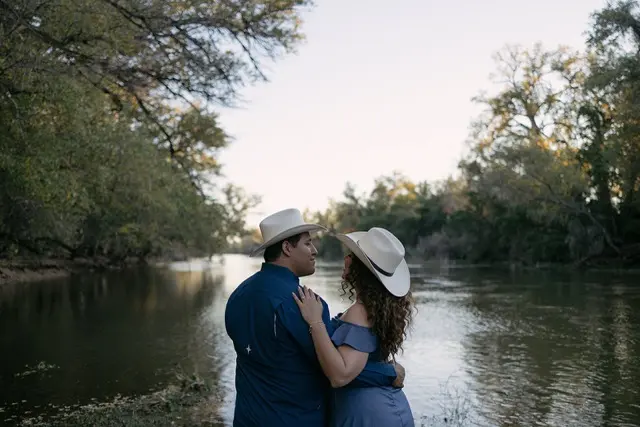 Karla y Martin tomados de la mano