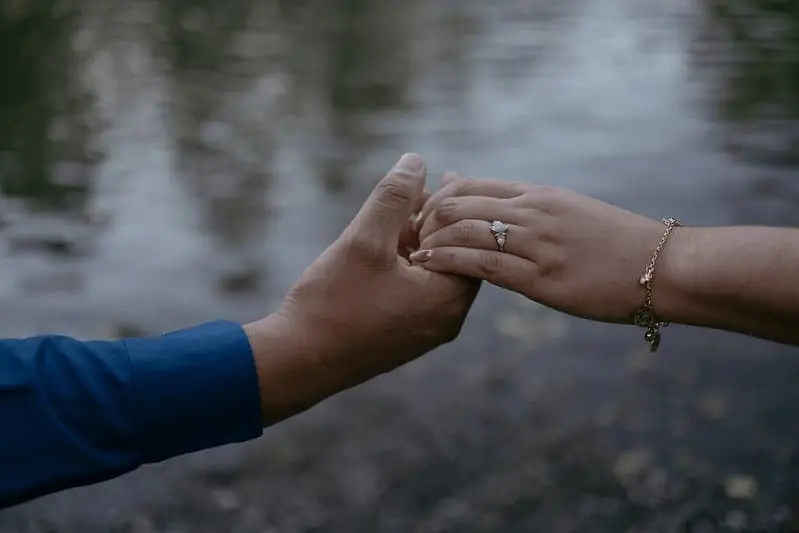 Karla y Martin tomados de la mano